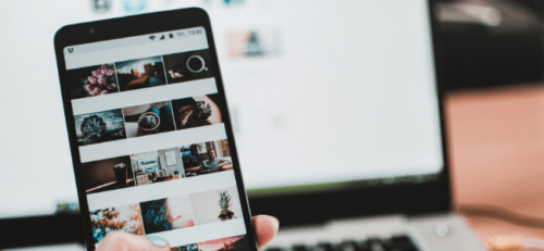 Smartphone und Laptop im Hintergrund