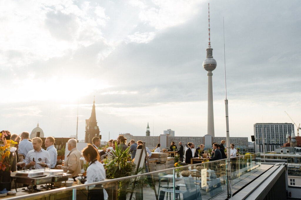 Dachtrasse mit Gästen und Blick auf den Fernsehturm