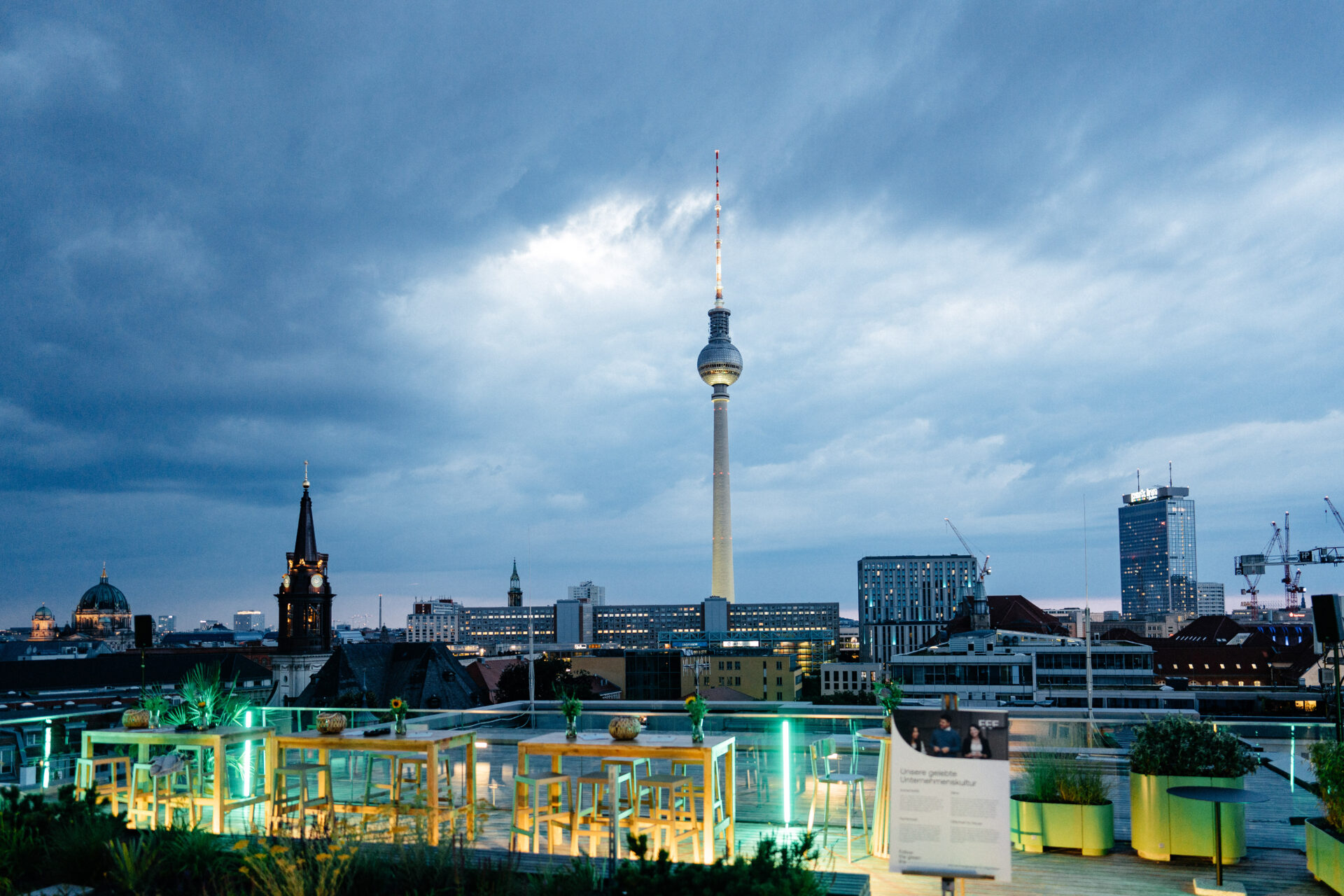 Terasse über Berlin bei Dämmerung